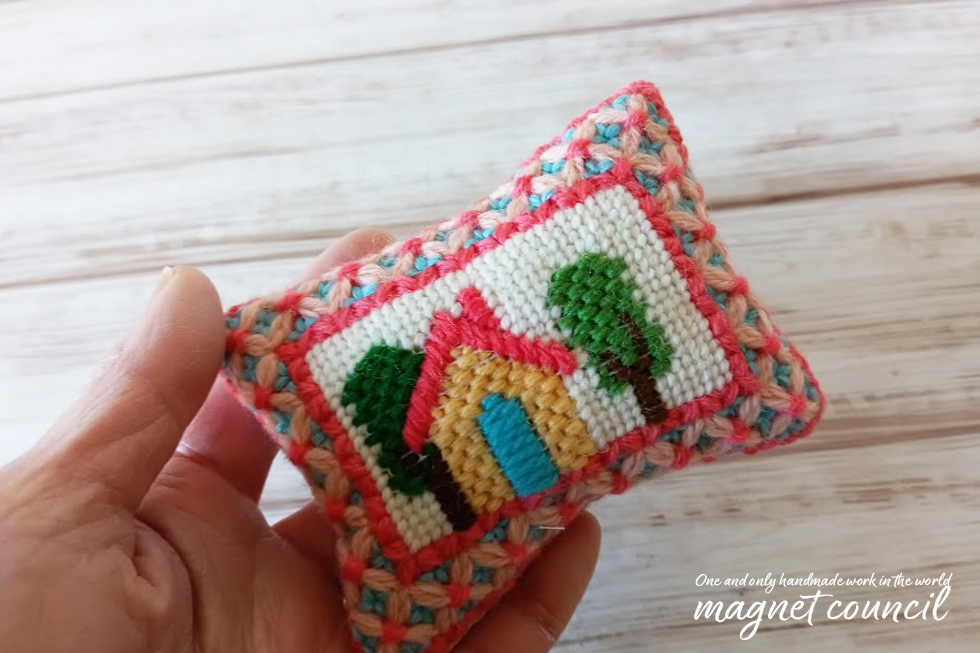 ウール刺繍のピンクッション  ハチミツ色の家