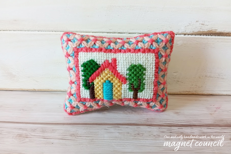 ウール刺繍のピンクッション  ハチミツ色の家