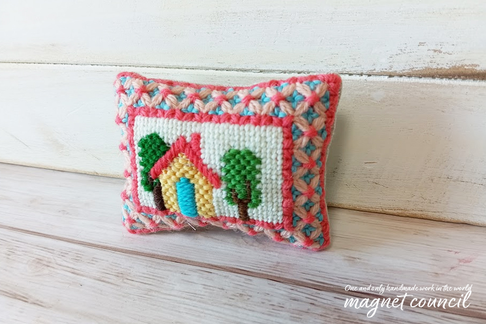 ウール刺繍のピンクッション  ハチミツ色の家