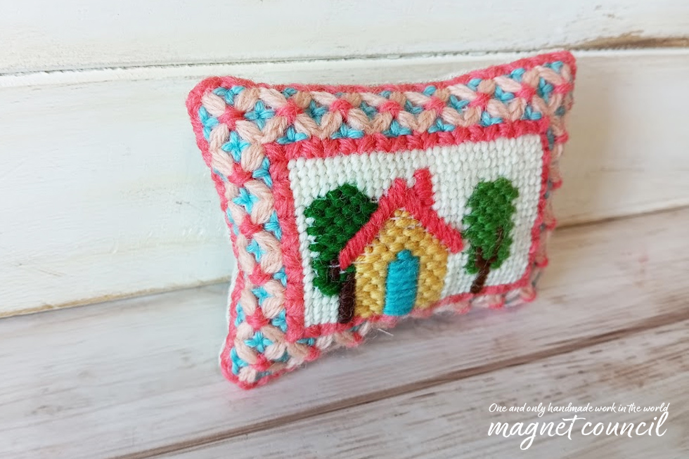 ウール刺繍のピンクッション  ハチミツ色の家