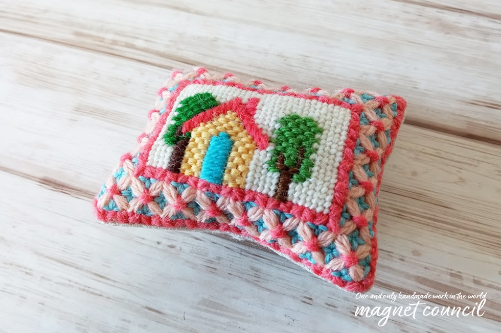 ウール刺繍のピンクッション  ハチミツ色の家