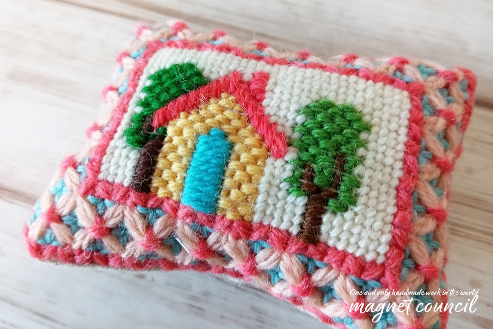 ウール刺繍のピンクッション  ハチミツ色の家