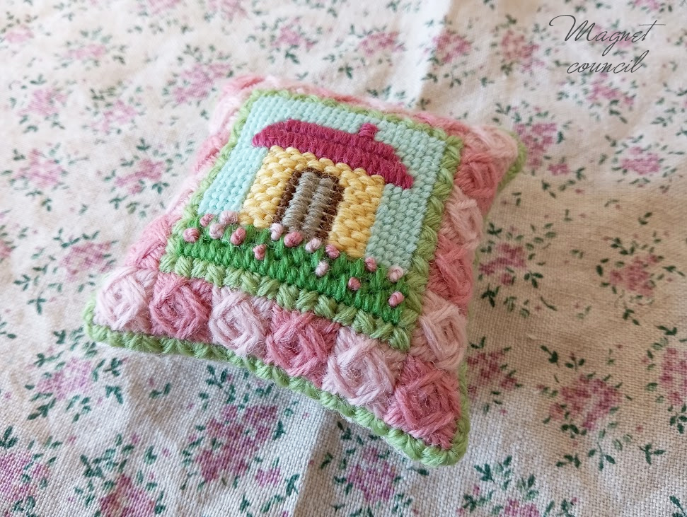 ウール刺繍のピンクッション 薔薇の家