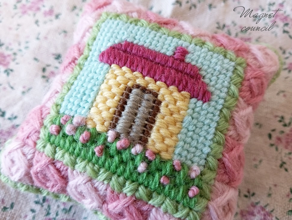 ウール刺繍のピンクッション 薔薇の家