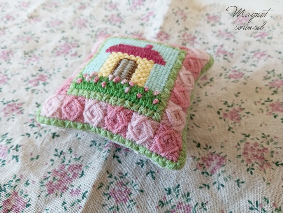 ウール刺繍のピンクッション 薔薇の家