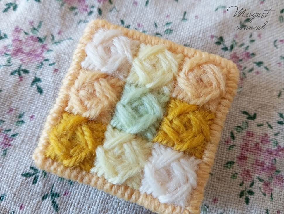 ウール刺繍のブローチ 薔薇イエロー系