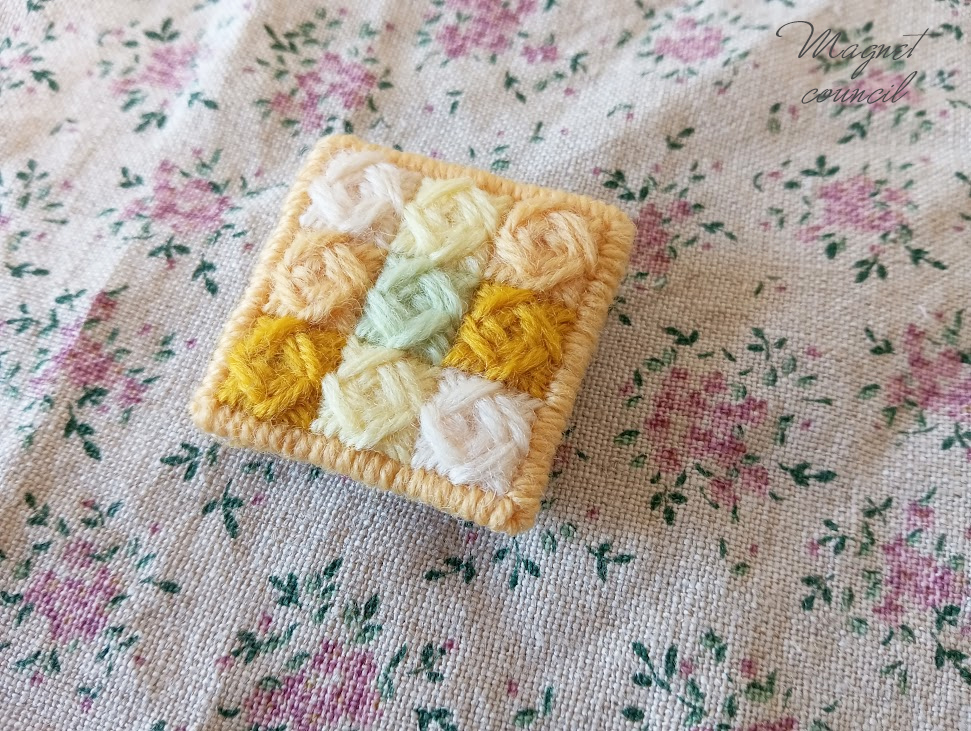 ウール刺繍のブローチ 薔薇イエロー系