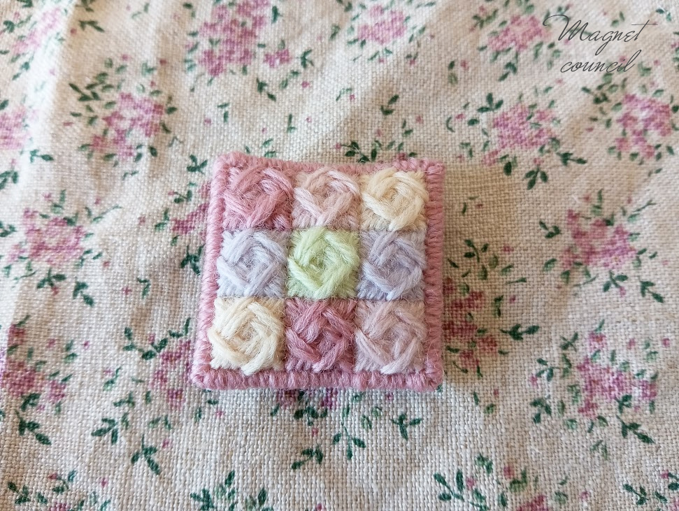 ウール刺繍のブローチ 薔薇スモーキーピンク