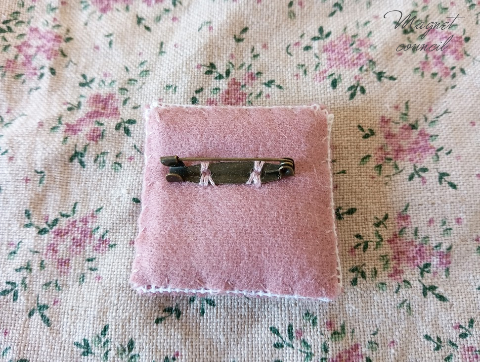 ウール刺繍のブローチ 薔薇スモーキーピンク