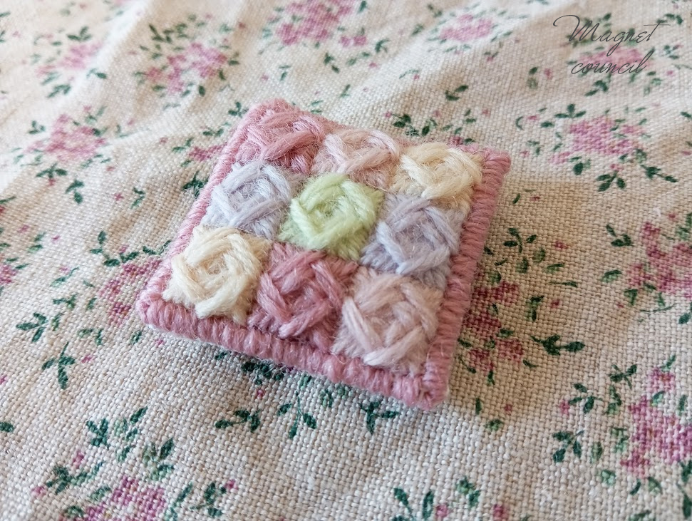 ウール刺繍のブローチ 薔薇スモーキーピンク