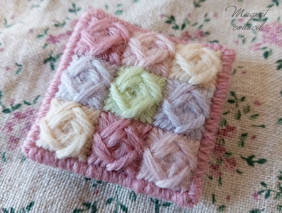 ウール刺繍のブローチ 薔薇スモーキーピンク