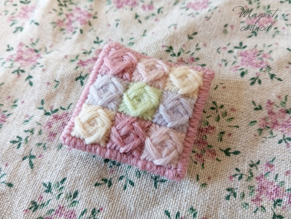 ウール刺繍のブローチ 薔薇スモーキーピンク