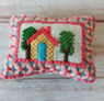 ウール刺繍のピンクッション  ハチミツ色の家