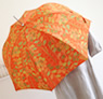 鮮やかなオレンジ色の日傘
