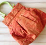 オレンジ色のプラ持ち手バッグ